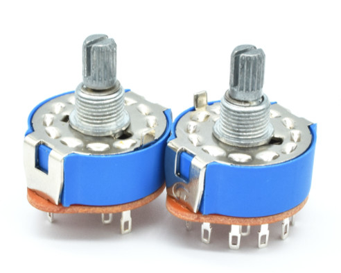 interruptor rotativo da faixa do diâmetro de 25mm com a tampa protetora contra poeira azul usada para o dispositivo e o transdutor elétricos